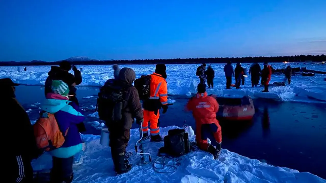 Tim penyelamat membantu sekelompok nelayan mendarat, menggunakan perahu kecil di Teluk Mordvinov di Siberia timur, Rusia.