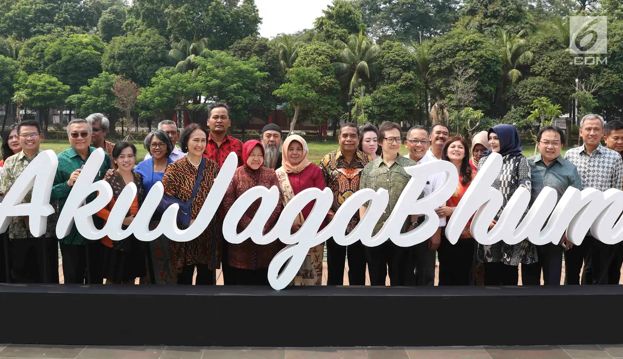 Wali Kota Surabaya Tri Rismaharini foto bersama saat peluncuran gerakan Jaga Bhumi periode ke-2 di Jakarta, Rabu (21/11). Gerakan ini memiliki slogan 'Kembalikan Kejayaan Alam Indonesia'. (Liputan6.com/Immanuel Antonius)