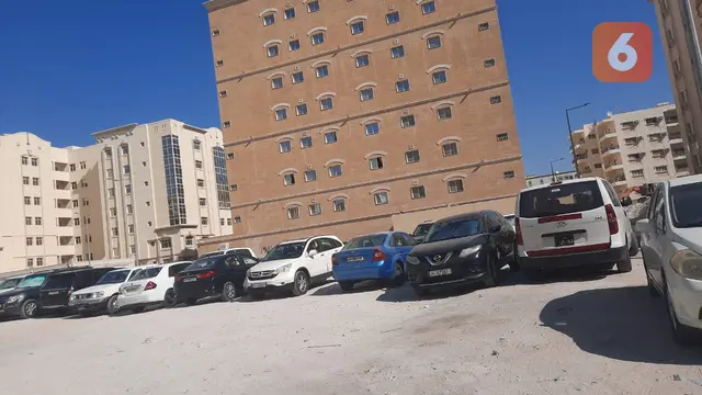 Foto: Deretan Mobil-Mobil Mewah di Pinggir Jalanan Qatar, tapi Kok Dekil Ya?