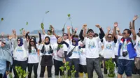 Nusantara Regas menggelar aksi peduli lingkungan dengan penanaman dua ribu bibit mangrove dan kegiatan bersih pantai yang dinamakan Eco Action pada Rabu 7 Agustus 2024 di Pulau Pramuka, Kepulauan Seribu. (Ist)