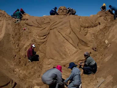 Sebuah ukiran pasir yang bergambarkan Yesus Kristus saat berlangsungnya perayaan Pekan Suci Paskah di Arenal de Cochiraya, Bolivia, Jumat (14/4). Dua ratus seniman berkumpul untuk membuat ukiran Yesus saat acara tersebut. (AP Photo / Juan Karita)