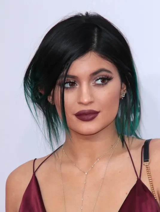Di tahun 2014, bibir Kylie Jenner pun langsung berubah total. Ia mengatakan bahwa melakukan overlining pada bibirnya. (JIM SMEAL/BEI/REX/SHUTTERSTOCK/HollywoodLife)