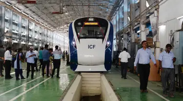 Para pekerja India melakukan pengecekan terakhir kereta tanpa awak bernama Train 18 yang diproduksi di Integral Coach Factory (ICF), Chennai, Senin (29/10). Train 18 menjalani uji coba menyusuri trek yang dibuat khusus untuk kereta itu. (ARUN SANKAR/AFP)