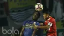 Gelandang Persib Bandung, Michael Essien, saat debut resmi di Liga 1 Indonesia melawan Arema FC di Stadion GBLA, Sabtu (15/04/2017). Skor berakhir imbang 0-0. (Bola.com/M Iqbal Ichsan).