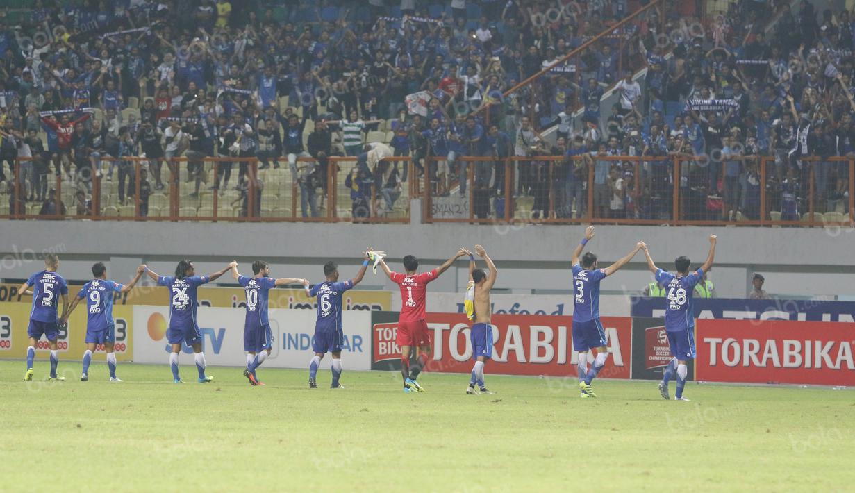 Pemain Persib Bandung memberikan salam kepada Bobotoh usai laga melawan Persiba Balikpapan pada lanjutan Torabika SC 2016  di Stadion Wibawa Mukti, Cikarang, Sabtu (1/10/2016). (Bola.com/Nicklas Hanoatubun)