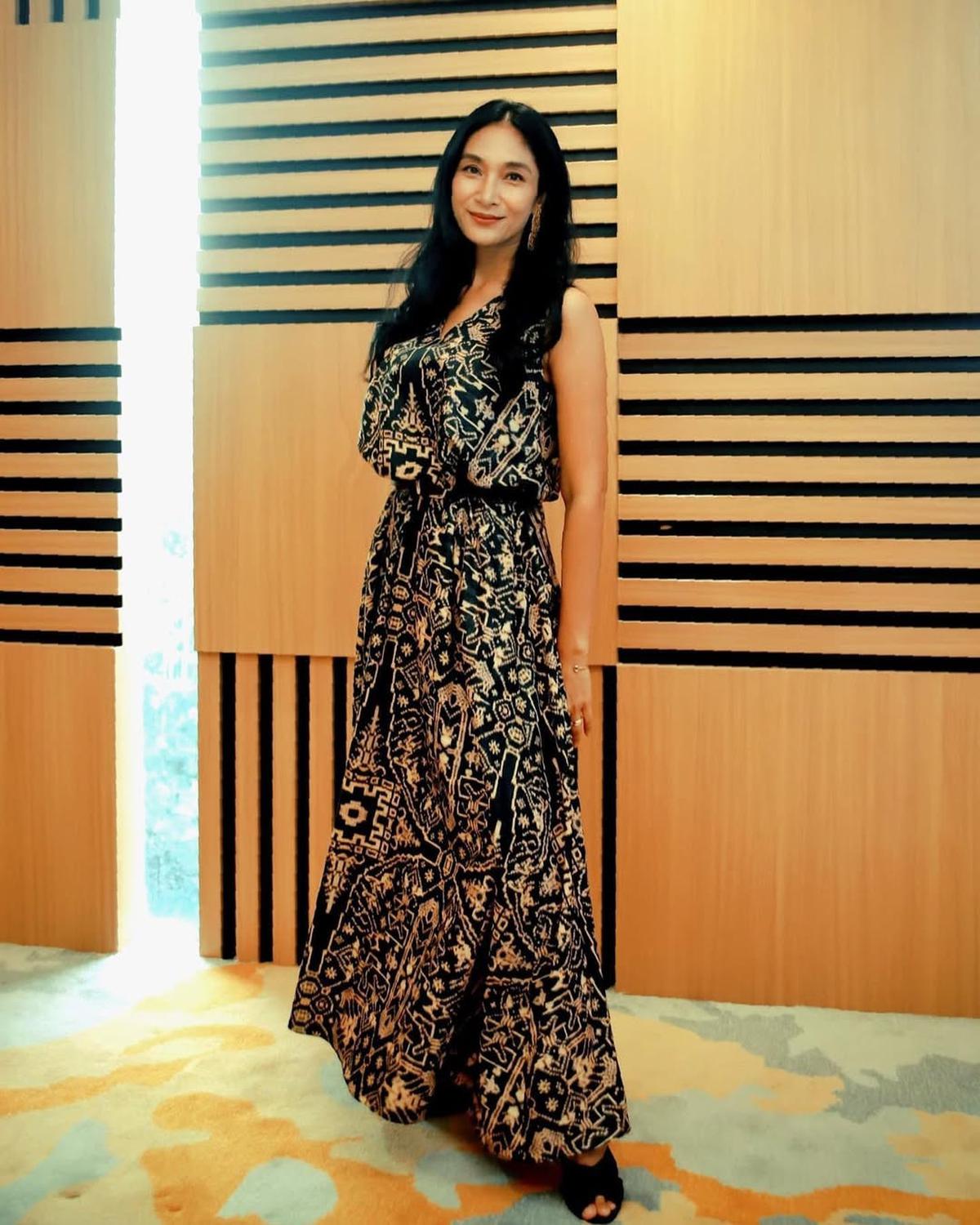 Model Batik Casual Hingga Resmi Ala Happy Salma, Bikin Tampilan Simple Tapi Memukau