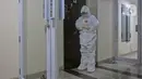 Perawat melaksanakan salat maghrib dengan menggunakan APD di Rumah Sakit Haji, Jakarta, Jumat (9/5/2020). Garda terdepan penanganan Covid-19 ini tetap menjalani bulan Ramadan di sela-sela menangani pasien terinfeksi dengan melakukan tadarus Quran dan buka puasa bersama. (Liputan6.com/Herman Zakharia