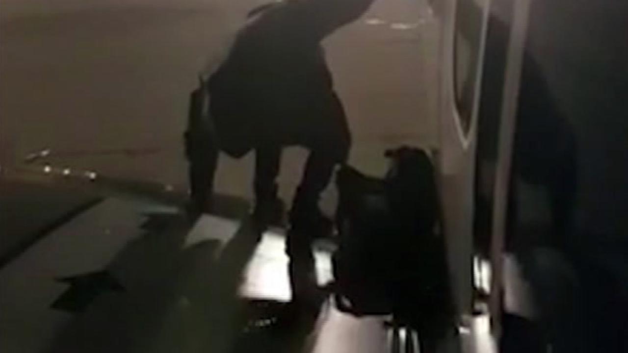 Penumpang Ryanair Keluar Melalui Pintu Darurat Pesawat