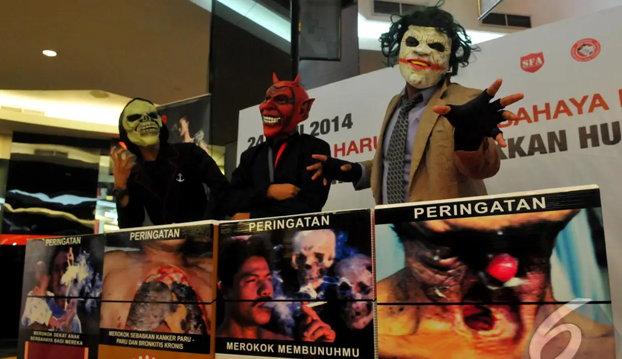 Tiga orang memakai topeng menyeramkan dalam aksi teaterikal "Indonesia Harus Melek Bahaya Merokok", Jakarta, Selasa (24/06/2014) (Liputan6.com/Andrian M Tunay) 