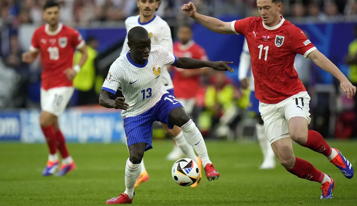 Pemain Prancis, N'Golo Kante (kiri) mengontrol bola saat laga Grup D Euro 2024 melawan Austria di Duesseldorf Arena, Duesseldorf, Jerman, Selasa (18/06/2024) WIB. (AP Photo/Alessandra Tarantino)