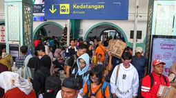 Angka tersebut dapat berubah seiring meningkatnya jumlah penumpang pada H-1 berakhirnya libur panjang Natal dan Tahun Baru (Nataru) 2024-2025. (Liputan6.com/Angga Yuniar)