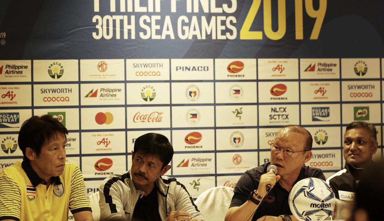 Pelatih Vietnam U-22, Park Hang-seo, memberikan keterangan pers di Hotel Century Park, Manila, Minggu (24/11). Cabang sepak bola SEA Games 2019 akan mulai bertanding Senin (25/11). (Bola.com/M Iqbal Ichsan)