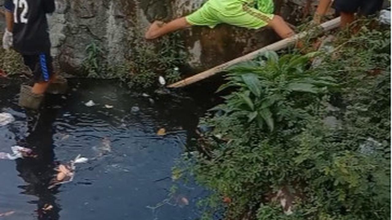 Para Bocah Kompak Bersihkan Selokan di Tepi Jalanan, Aksinya Banjir Pujian