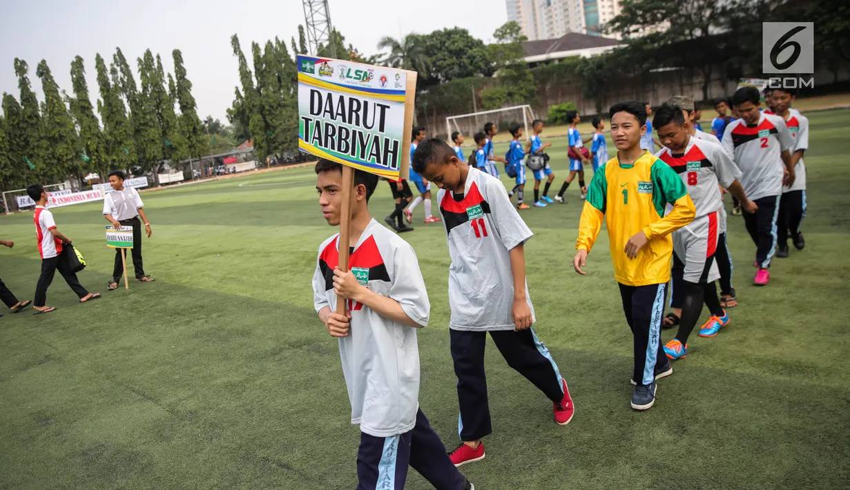 Sejumlah peserta Liga Santri Nusantara (LSN) melakukan defile dalam pembukaan liga santri nusantara di Gor Pertamina Simprug, Jakarta, Senin (4/9). LSN digelar atas kerja sama Kemenpora dan diikuti ratusan santri se-DKI. (Liputan6.com/Faizal Fanani)