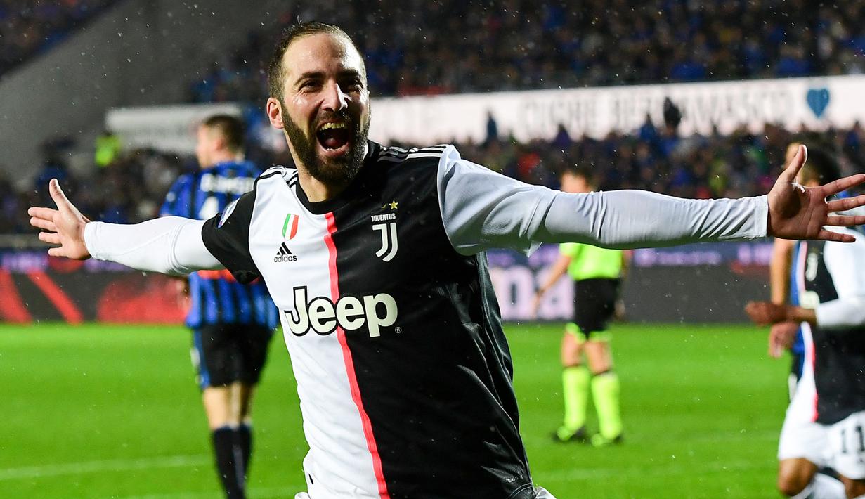 Selebrasi striker Juventus, Gonzalo Higuain setelah mencetak gol keduanya ke gawang Atalanta dalam laga Liga Italia 2019/2020 di The Atleti Azzurri d'Italia Stadium, Bergamo (23/11/2019). Eks striker Argentina ini pernah menjadi bagian Juventus setelah didatangkan dari Napoli pada awal musim 2016/2017 dengan nilai transfer 90 juta euro atau kini setara Rp1,5 triliun. (AFP/Miguel Medina)