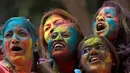 Keceriaan sejumlah wanita dengan wajah penuh bubuk berwarna saat mengikuti Festival Holi di Mumbai, India, Selasa (10/3/2020). Festival Holi menandai datangnya musim semi di India. (AP Photo/Rajanish Kakade)