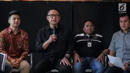 Dirut Garuda Indonesia I Gusti Ngurah Askhara Danadiputra (dua kiri) memberi keterangan pers terkait kisruh Garuda Indonesia dengan youtuber Rius Vernandes, Jakarta, Jumat (19/7/2019). Garuda Indonesia dan Rius Vernandes resmi berdamai. (Liputan6.com/Faizal Fanani)