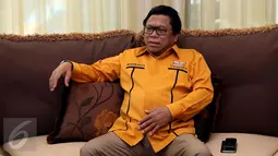 Oesman Sapta Odang memberikan keterangan pers di kediamannya, Jakarta, Kamis (22/12).Oesman Sapta Odang resmi menggantikan posisi Wiranto sebagai Ketua Umum Partai Hanura. (Liputan6.com/Johan Tallo)