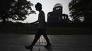 Kubah Bom Atom terlihat saat senja di Hiroshima, Jepang, Selasa (4/8/2020). Kota Hiroshima akan memperingati 75 tahun pemboman atom oleh Amerika Serikat pada 6 Agustus 2020. (AP Photo/Eugene Hoshiko)