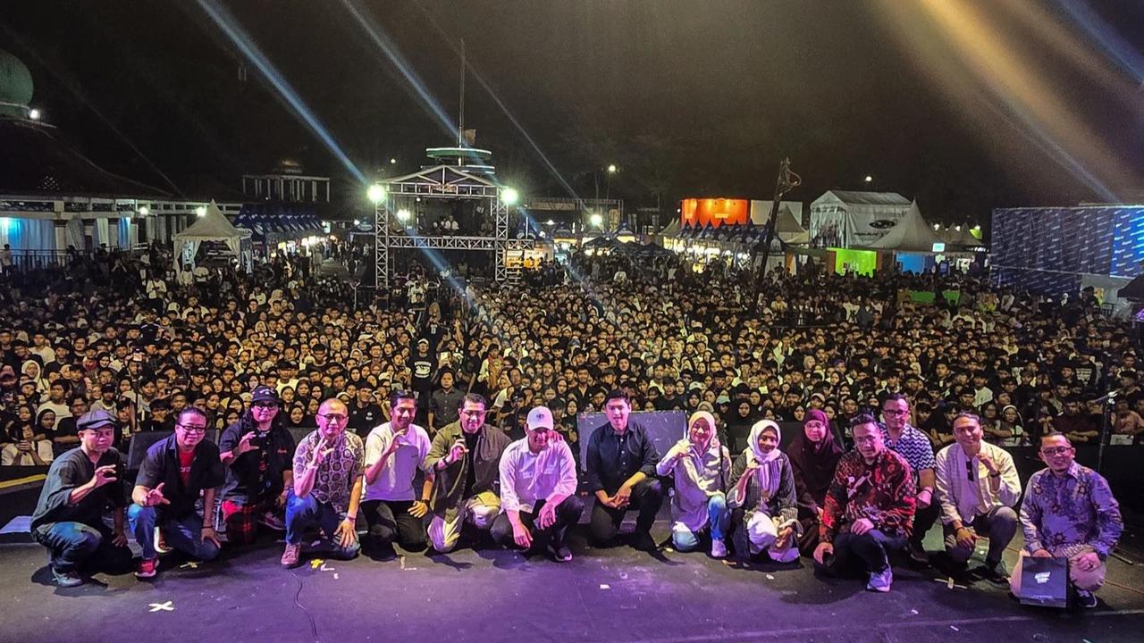 Menteri Ekonomi Kreatif/Kepala Badan Ekonomi Kreatif (Ekraf), Teuku Riefky Harsya, menutup Banten Creative Fest (BCF) Ramadan 2026 di Alun-Alun Barat Kota Serang
