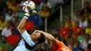 Penjaga gawang Kosta Rika, Keilor Navas (kiri), berhasil menangkap bola yang mengarah ke Klaas-Jan Huntelaar (Belanda) saat berlaga di perempat final Piala Dunia 2014 di Stadion Fonte Nova, Salvador, (6/7/2014). (REUTERS/Michael Dalder)