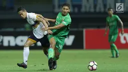 Gelandang Bhayangkara FC, T M Ichsan (tengah) berebut bola dengan pemain Persela pada lanjutan Liga 1 Indonesia di Stadion Patriot Candrabhaga, Bekasi, Jumat (27/10). Bhayangkara FC unggul 3-1. (Liputan6.com/Helmi Fithriansyah)