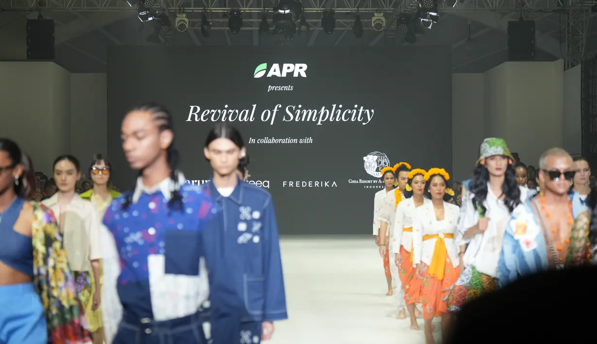 Koleksi kolaborasi ini menggabungkan konsep kesederhanaan dan keberlanjutan di atas panggung JFW 2024, diberi tajuk 'Revival of Simplicity.' [Foto: Document/JFW]