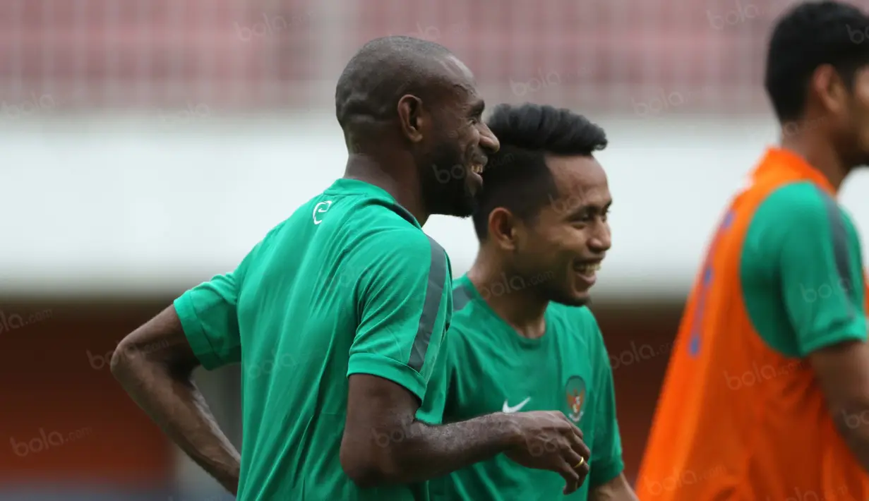 Keakraban Boaz Solosa dan Andik Vermansah saat sesi latihan timnas Indonesia di Stadion Maguwoharjo, Sleman, Jumat (7/10/2016). (Bola.com/Nicklas Hanoatubun)