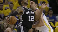 Center Golden State Warriors Zaza Pachulia (kanan) berjibaku dengan forward San Antonio Spurs LaMarcus Aldridge pada gim pertama final Wilayah Barat playoffs NBA 2017 di ORACLE Arena, Senin (15/5/2017) dinihari WIB. (AP Photo/Jeff Chiu)