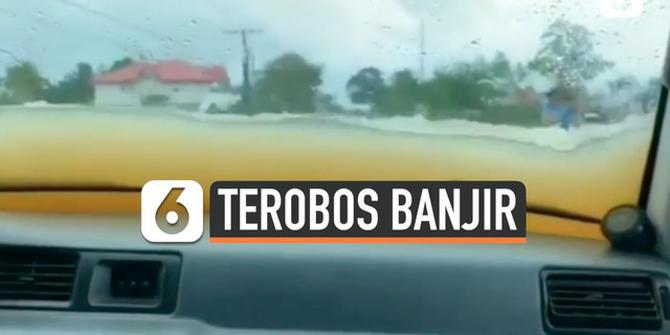 VIDEO : Pengendara Mobil Ini Nekat Terobos Banjir