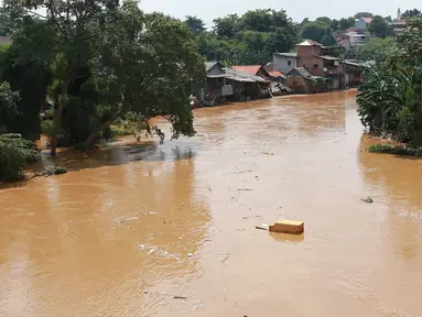 Suasana Sungai Ciliwung yang meluap di kawasan Pejaten Timur, Jakarta, Jumat (26/4). Banjir yang berasal dari luapan Sungai Ciliwung tersebut merendam ratusan rumah warga hingga kedalaman lebih dari satu meter. (Liputan6.com/Immanuel Antonius)