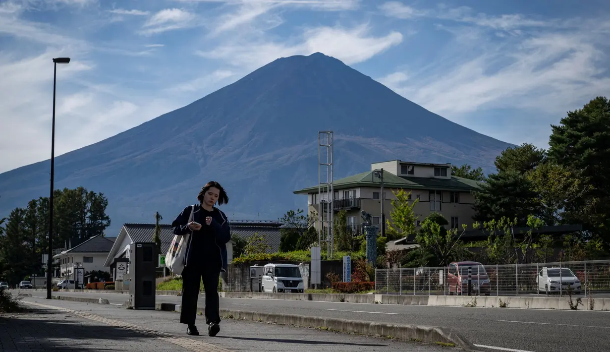 Biasanya, puncak gunung Fuji di Jepang akan diselimuti salju pada awal Oktober. (Yuichi YAMAZAKI/AFP)