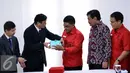 Ketua DPP PDIP Andreas Hugo Pareira menerima cenderamata dari Delegasi Shenzhen yang dipimpin Komite Tetap Partai Kota Shenzhen Tian FU (kedua kiri) usai melakukan pertemuan di Kantor DPP PDIP, Jakarta, Selasa (24/11). (Liputan6.com/Helmi Afandi)