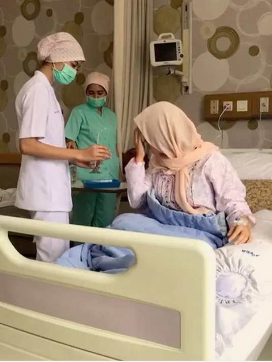 Ditengah menjalani perawatan, perempuan kelahiran Cianjur 29 tahun silam itu juga harus merasakan pahitnya rumah tangganya. Sang suami, Lucky Hakim mengajukan permohonan cerai di Pengadilan Agama Jakarta Selatan, Jumat, (7/7). (Instagram/tiaradewireal)