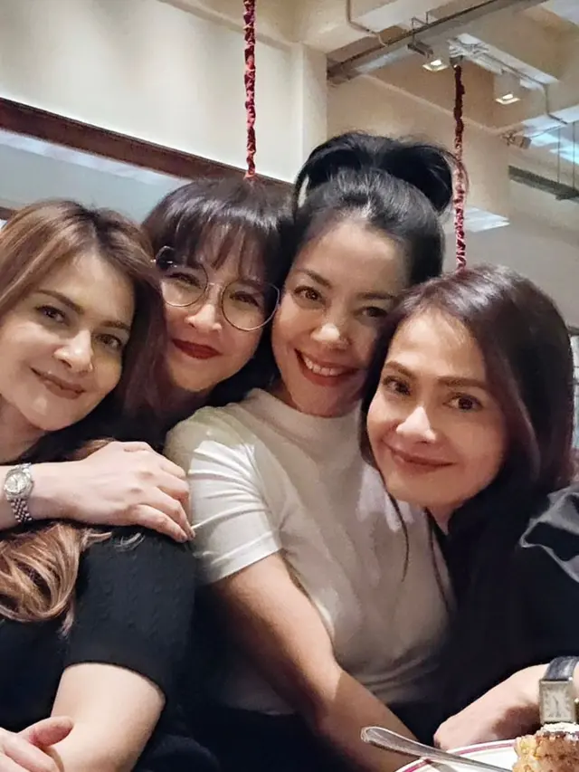Potret Geng Mama Cantik Awet Muda (Instagram/@novitaangie)