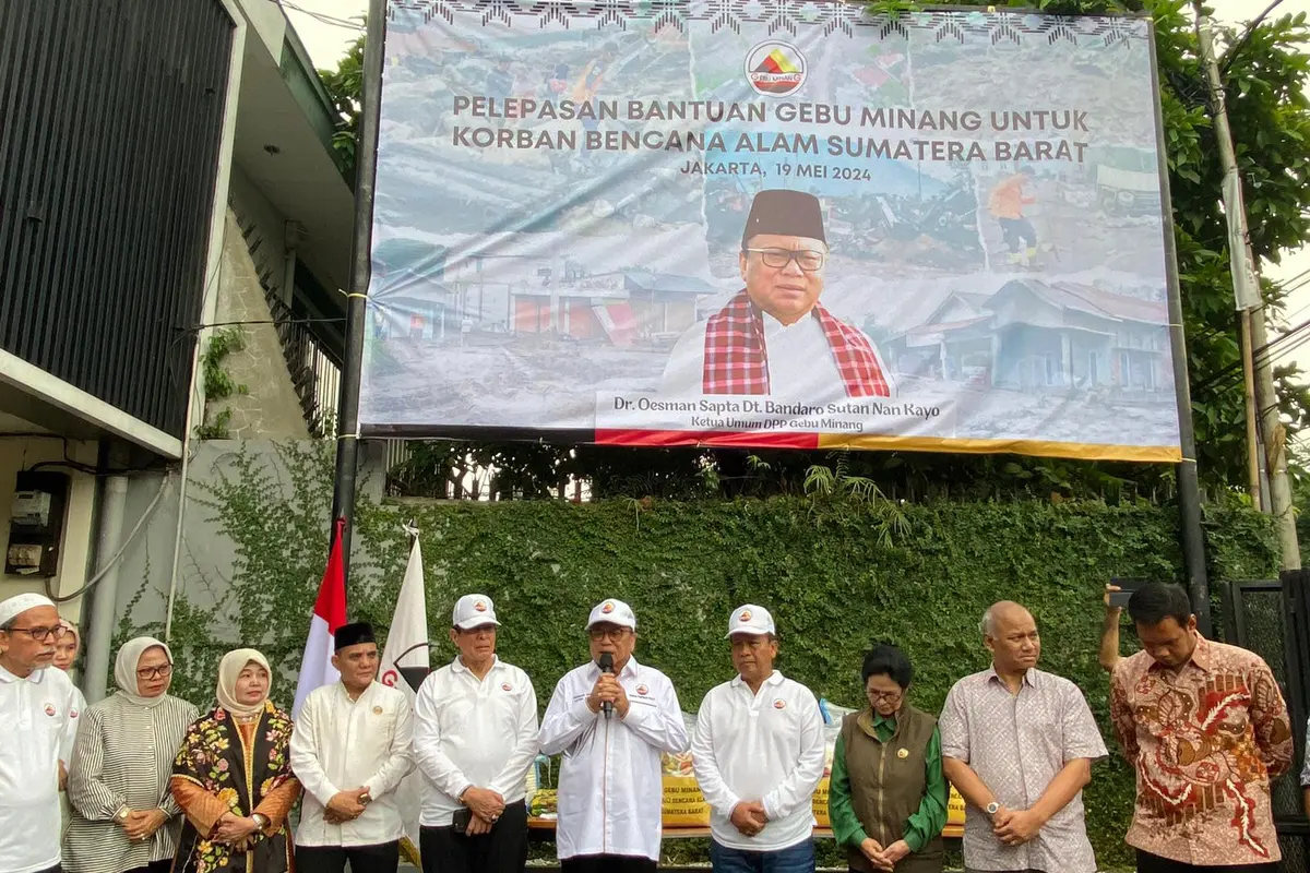 Ketua Umum Gebu Minang Oesman Sapta Odang (Oso) melepas langsung bantuan korban bencana banjir dan longsor Sumbar pada hari ini, Minggu (19/5/2024).