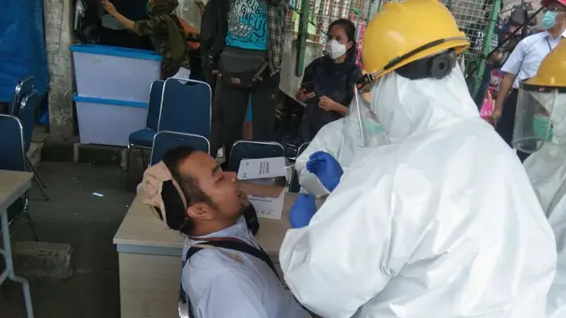 Ratusan warga mengantre untuk swab test Corona di Pasar Kebon Kembang, Kota Bogor, Jumat (8/5/2020) siang.