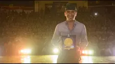 Youri Djorkaeff menggunakan pakaian adat khas Bali pada malam puncak Gathering Nasional Inter Club Indonesia ke-4 di GWK, Bali, Sabtu (29/8/2015). 