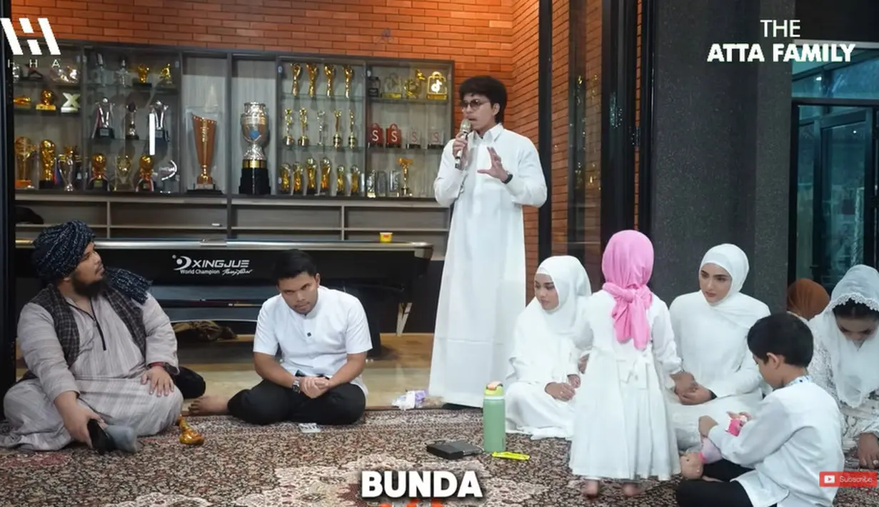 "Merasa kayak tiba-tiba jalannya dibuka, dan tiba-tiba belum dibayar aja visanya sudah keluar. Jadi merasa apakah ini benar-benar panggilan?” kata Atta Halilintar. (Foto: YouTube/ AH)