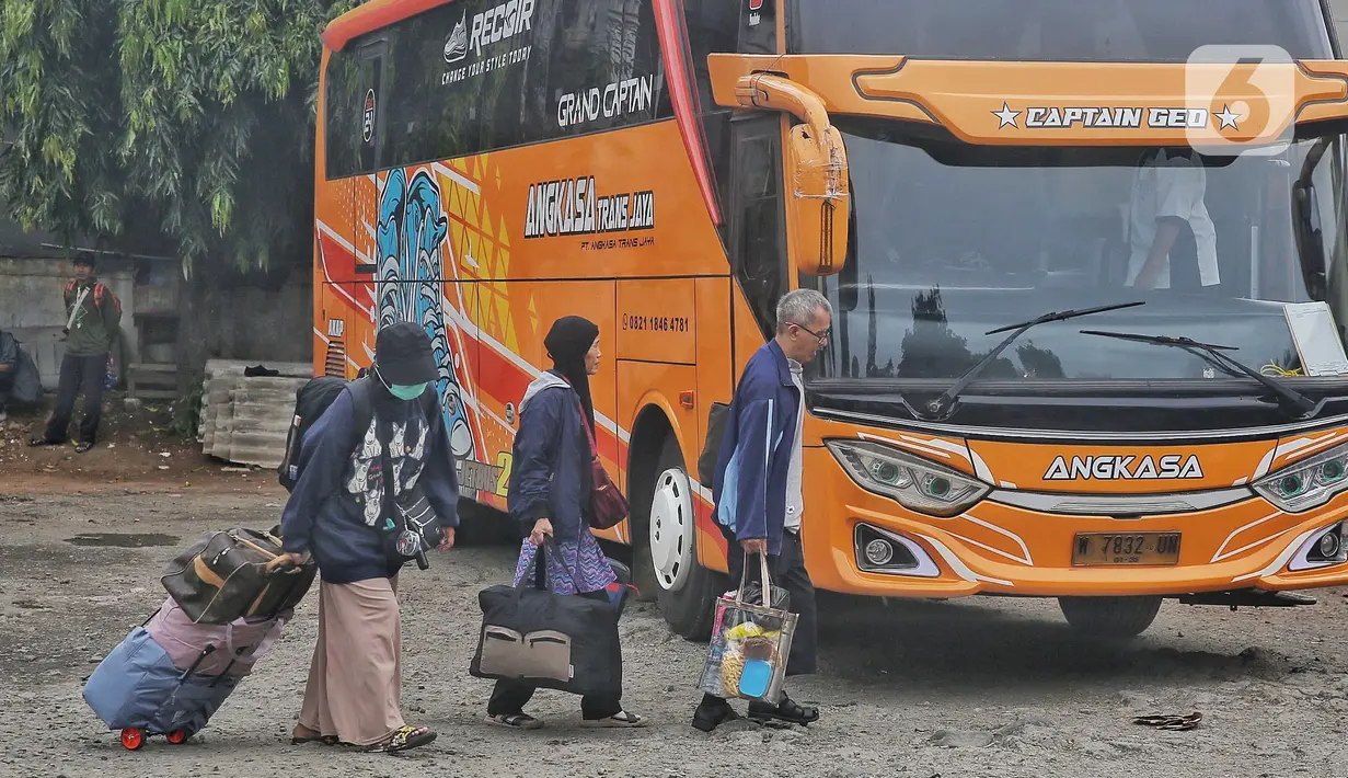 Calon pemudik menunggu kedatangan bus yang akan membawanya ke kampung halaman di Terminal Bayangan Pondok Pinang, Jakarta, Rabu (26/3/2025). (Liputan6.com/Angga Yuniar)