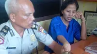 Si dukun perempuan mengaku bisa menarik keris dari sumur sedalam tujuh meter dengan tenaga dalam. (Liputan6.com/M Syukur)