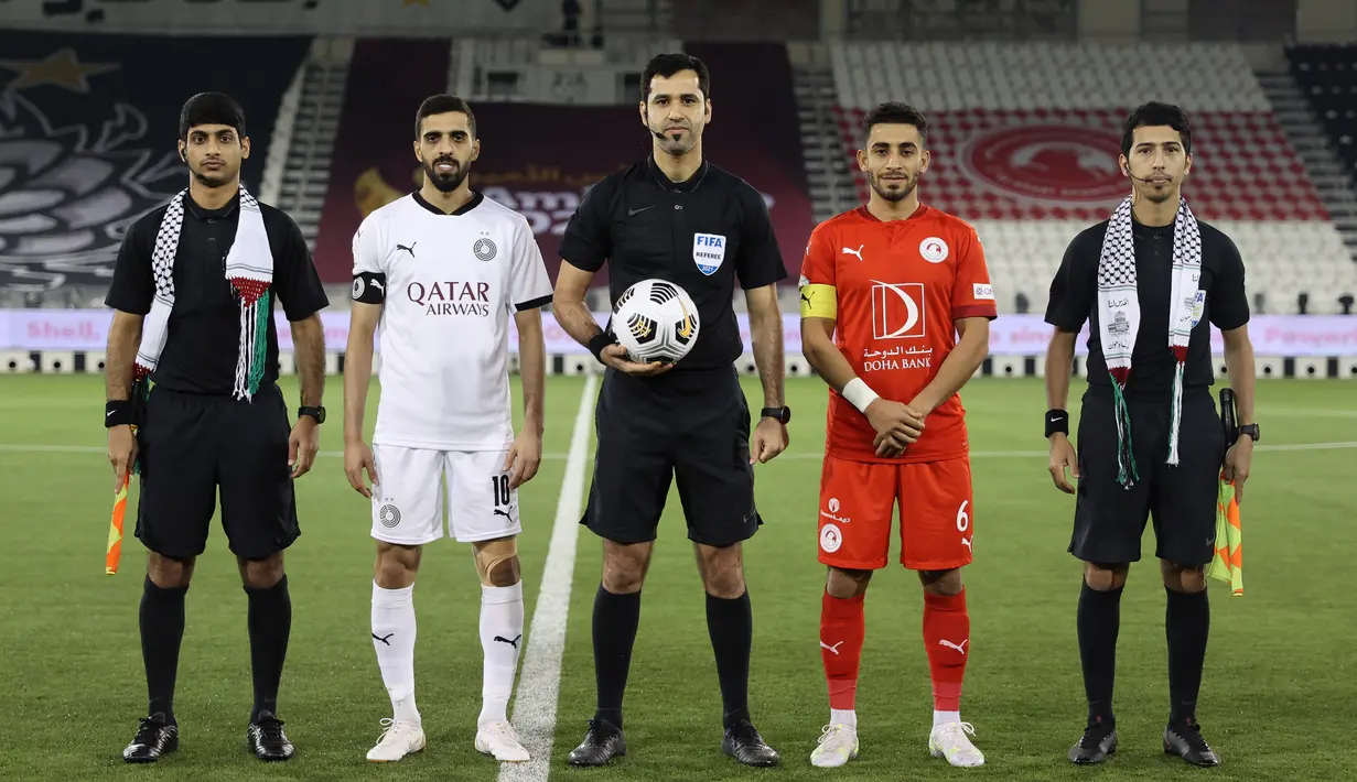 Partai semifinal Piala Amir Cup edisi ke-49 antara Al Sadd (putih) melawan Al Arabi (merah) ini juga ditandai dengan dukungan terhadap perjuangan Palestina atas pendudukan Israel yang kembali memanas. (Qatar Football Associations)