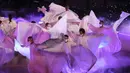 Para seniman tampil pada upacara pembukaan Dubai Expo 2020 di Dubai, Uni Emirat Arab, 30 September 2021. Pembukaan Dubai Expo 2020 berlangsung mewah dengan menampilkan kembang api dan pertunjukan lampu untuk merayu dunia meski pandemi. (KARIM SAHIB/AFP)