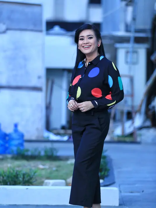 "Kalau diberi kesempatan buat menikah dan punya anak, ingin. Karena aku cuma punya Dira doang," pungkas Ikke Nurjanah. (Adrian Putra/Bintang.com)