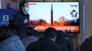 Orang-orang menonton TV yang menampilkan file gambar peluncuran rudal Korea Utara selama program berita di Stasiun Kereta Api Seoul di Seoul, Korea Selatan, Selasa (11/1/2022). Korea Utara disebut menembakkan proyektil yang diduga mirip rudal balistik ke laut. (AP Photo/Ahn Young-joon)