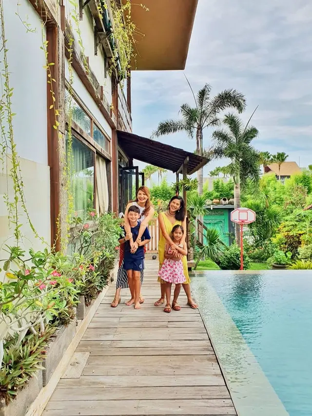 Potret Dian Sastrowardoyo dan Tamara Bleszynski Nongkrong Bareng (sumber: instagram/tamarableszynskiofficial)