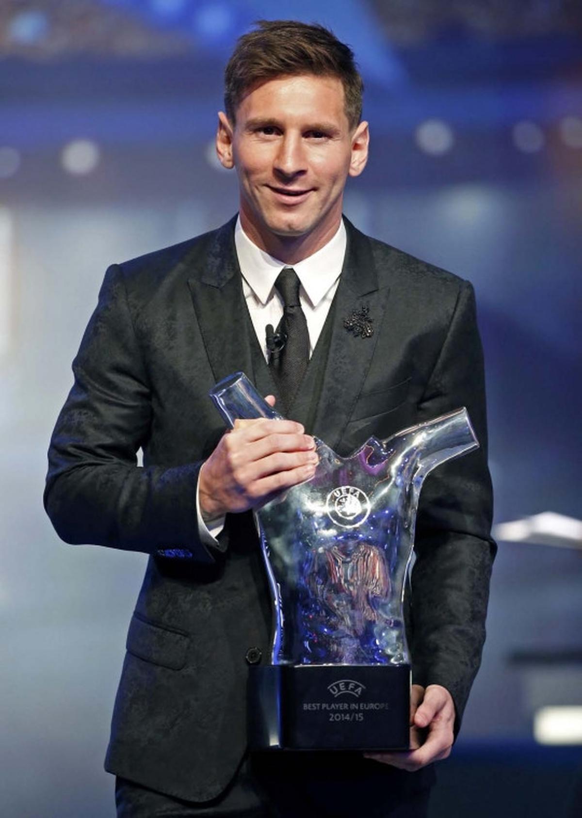 Senyum lebar Messi terima gelar Pemain Terbaik UEFA 2015