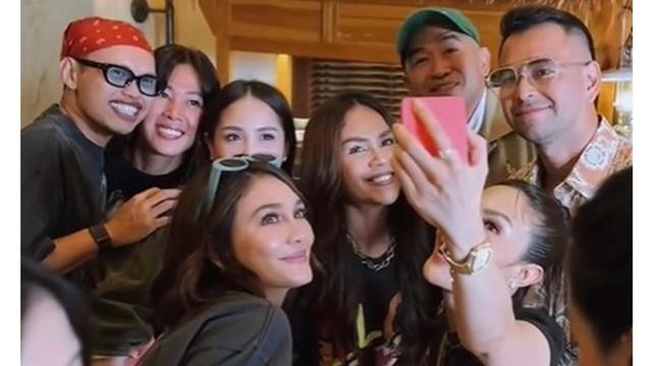 8 Potret Artis di Ultah Suami Ayu Dewi, Tampil Stylish Bertema 'Music Fest'