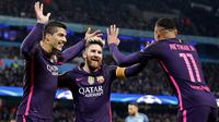 Penyerang Barcelona, Lionel Messi melakukan selebrasi bersama Neymar dan Suarez usai mencetak gol kegawang City pada grup C Liga Champions di stadion Etihad, Manchester, (2/11). City menang atas Barcelona dengan skor 3-1. (Reuters/Darren Staples)