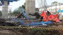 Reruntuhan material dari tiang girder proyek Tol Becakayu yang ambruk di dekat Gerbang Tol Kebon Nanas, Jakarta Timur, Selasa (20/2). Untuk sementara pengerjaan proyek ini dihentikan untuk kepentingan penyelidikan. (Liputan6.com/Arya Manggala)